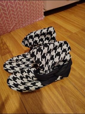 Buckley Black and White Houndstooth Slip-On Slippers